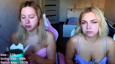 stefany_and_bettany online show from September 29, 2025, 2:00 pm