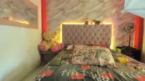 stefany_andruw online show from November 12, 2025, 6:41 pm