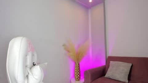 Stefany Bratz online show from April 22, 2026, 11:56 am