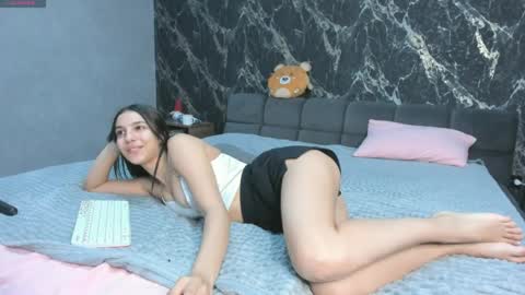 Snapshot of stella_torres chatting on May 11, 2026, 7:47 am Stella online show from May 11, 2026, 7:47 am