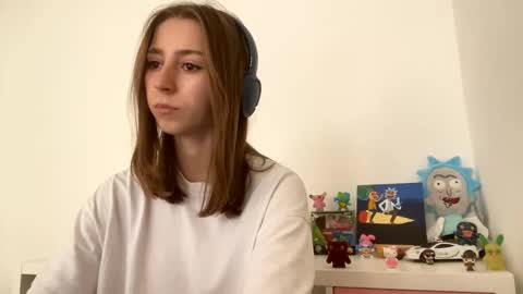 Emilia online show from October 19, 2025, 10:49 am
