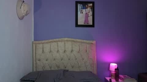 Stephania online show from April 1, 2026, 5:43 pm