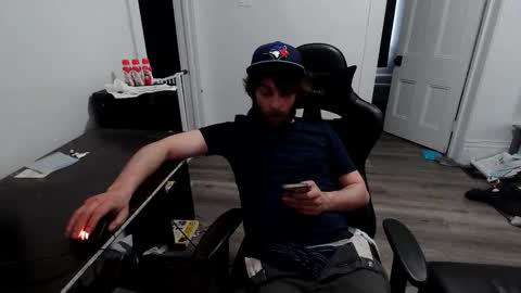 stonedpanda77 online show from April 28, 2026, 10:37 pm