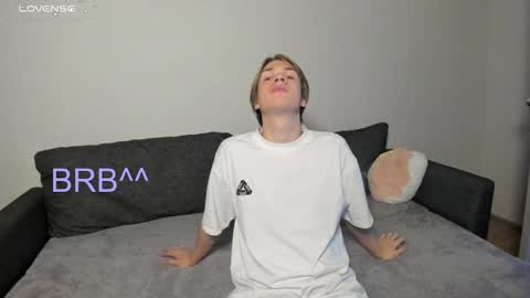 Streis  open pvt online show from November 8, 2025, 7:01 pm