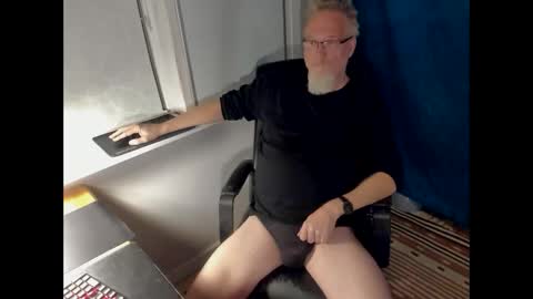 Snapshot of strip_m chatting on December 19, 2025, 7:10 pm strip_m online show from December 19, 2025, 7:10 pm