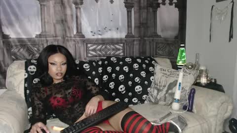 Snapshot of suedebones chatting on November 18, 2025, 11:15 pm Suede Bones online show from November 18, 2025, 11:15 pm