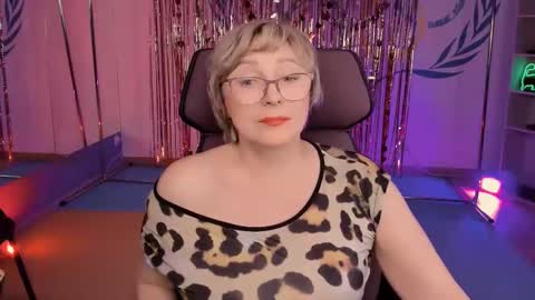 Vivien online show from February 28, 2025, 7:25 pm