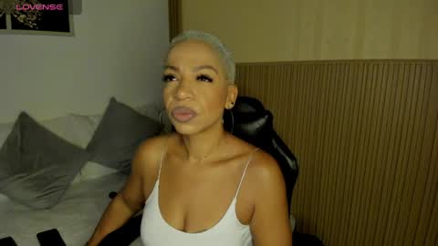 Snapshot of summer_night_ chatting on April 23, 2026, 11:42 am Summer online show from April 23, 2026, 11:42 am