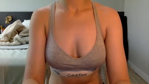 Snapshot of summerrrrrrrrr chatting on December 26, 2024, 4:36 pm The real sugar baby Sam Summer online show from December 26, 2024, 4:36 pm
