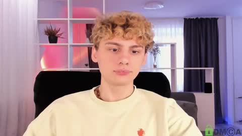 Snapshot of sunburn_boy chatting on February 20, 2025, 5:55 am Emilio online show from February 20, 2025, 5:55 am