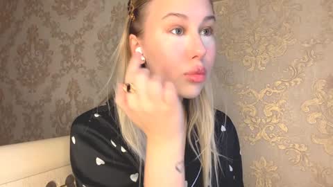 Snapshot of sunny_bambi chatting on December 21, 2025, 9:16 am Hello My name is Mary nice to meet you Telegram cuuutekitten online show from December 21, 2025, 9:16 am