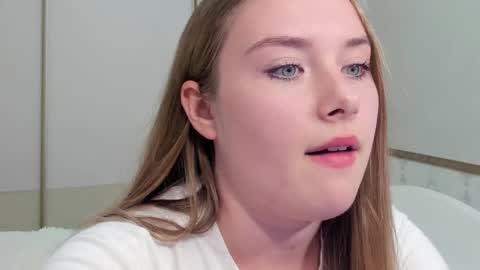 Vanessa online show from November 28, 2025, 1:14 pm