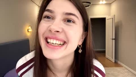 Snapshot of sunnyhathcox chatting on December 3, 2025, 8:23 am Christina online show from December 3, 2025, 8:23 am