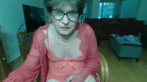 Snapshot of susanandlisa chatting on December 18, 2024, 10:13 pm sexualsusan online show from December 18, 2024, 10:13 pm