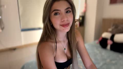 Snapshot of sussanf_ chatting on December 17, 2024, 10:43 pm Susy online show from December 17, 2024, 10:43 pm