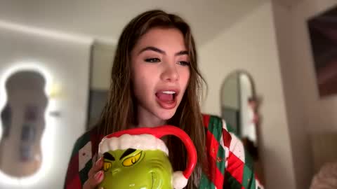 Snapshot of sussanf_ chatting on December 23, 2024, 11:28 pm Susy online show from December 23, 2024, 11:28 pm