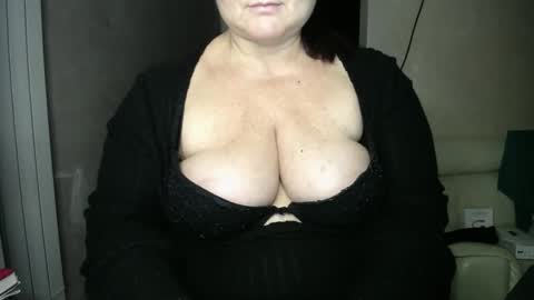 Snapshot of sutralove chatting on January 3, 2025, 5:31 pm Curvy Charm online show from January 3, 2025, 5:31 pm