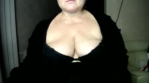 Snapshot of sutralove chatting on January 6, 2025, 6:31 pm Curvy Charm online show from January 6, 2025, 6:31 pm