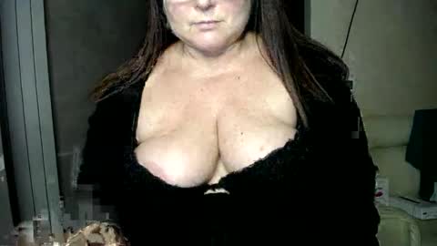 Snapshot of sutralove chatting on January 15, 2025, 9:30 pm Curvy Charm online show from January 15, 2025, 9:30 pm