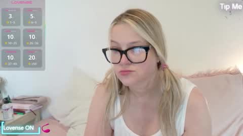 Snapshot of suziesub chatting on January 15, 2026, 9:25 am SuzieSub online show from January 15, 2026, 9:25 am