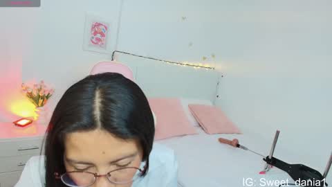 sweet_dania_ online show from September 18, 2025, 8:49 am