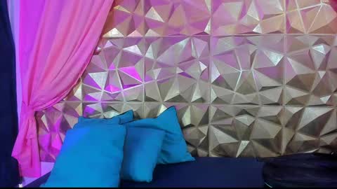  emmili  online show from January 4, 2025, 6:19 pm