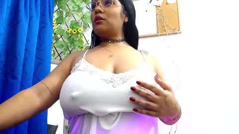 Snapshot of sweet_foxy1 chatting on September 29, 2025, 6:40 am Genesis golden rain for you online show from September 29, 2025, 6:40 am