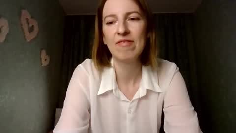 sweet_lilbunny online show from October 16, 2025, 3:35 pm