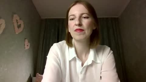 sweet_lilbunny online show from November 19, 2025, 2:28 pm