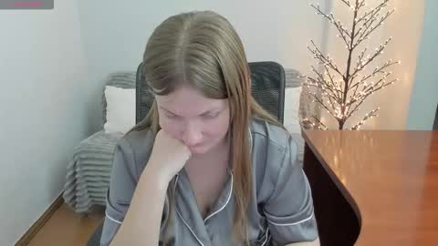 Mila online show from December 23, 2025, 4:32 am