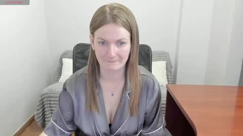 Mila online show from April 10, 2026, 10:25 pm