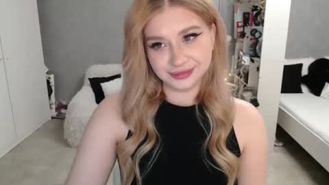 sweet_nicole_333 online show from March 22, 2026, 9:23 am