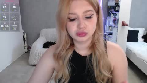 sweet_nicole_333 online show from April 2, 2026, 7:28 am