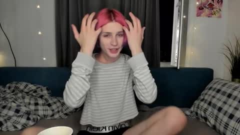 kira online show from September 12, 2025, 7:58 pm