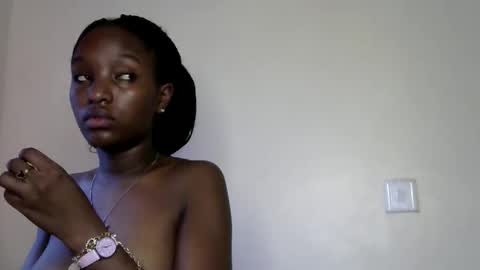 sweet_strawberina online show from May 8, 2026, 9:25 am