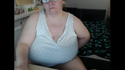 Sweetboobs85h online show from April 6, 2026, 7:26 pm