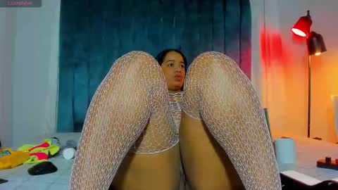 Mia online show from November 12, 2025, 11:43 am