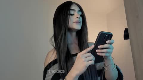 Bella online show from February 18, 2025, 9:42 pm