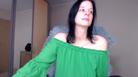 Snapshot of sweetlonglips_ chatting on December 5, 2024, 12:11 pm JenJenny online show from December 5, 2024, 12:11 pm