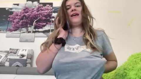 Mila online show from January 6, 2026, 1:26 pm