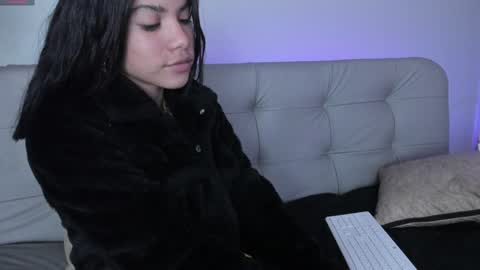 Snapshot of sweett_petite chatting on December 16, 2024, 7:32 pm online show from December 16, 2024, 7:32 pm