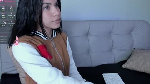 Snapshot of sweett_petite chatting on December 17, 2024, 5:04 pm online show from December 17, 2024, 5:04 pm