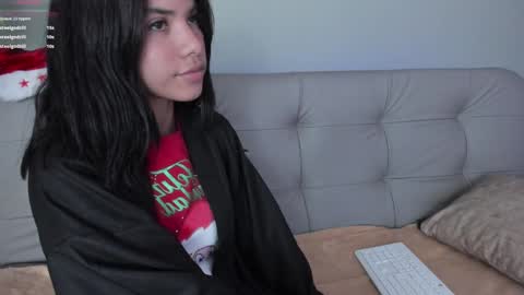 Snapshot of sweett_petite chatting on December 19, 2024, 8:02 pm online show from December 19, 2024, 8:02 pm
