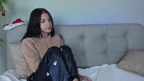 Snapshot of sweett_petite chatting on December 20, 2024, 7:39 pm online show from December 20, 2024, 7:39 pm