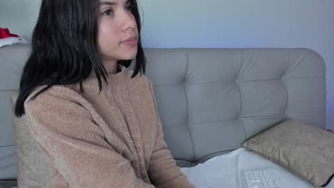 Snapshot of sweett_petite chatting on December 20, 2024, 10:43 pm online show from December 20, 2024, 10:43 pm