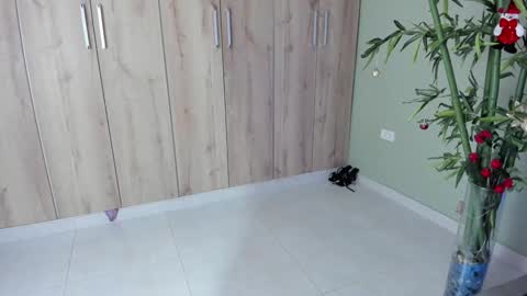 Snapshot of sweett_petite chatting on December 21, 2024, 8:00 pm online show from December 21, 2024, 8:00 pm