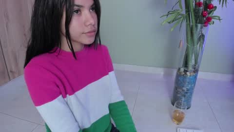 Snapshot of sweett_petite chatting on December 24, 2024, 7:33 pm online show from December 24, 2024, 7:33 pm