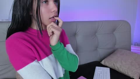 Snapshot of sweett_petite chatting on December 24, 2024, 10:39 pm online show from December 24, 2024, 10:39 pm