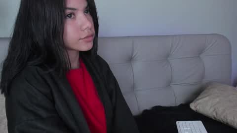 Snapshot of sweett_petite chatting on December 27, 2024, 7:35 pm online show from December 27, 2024, 7:35 pm