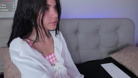 Snapshot of sweett_petite chatting on December 31, 2024, 8:23 pm online show from December 31, 2024, 8:23 pm